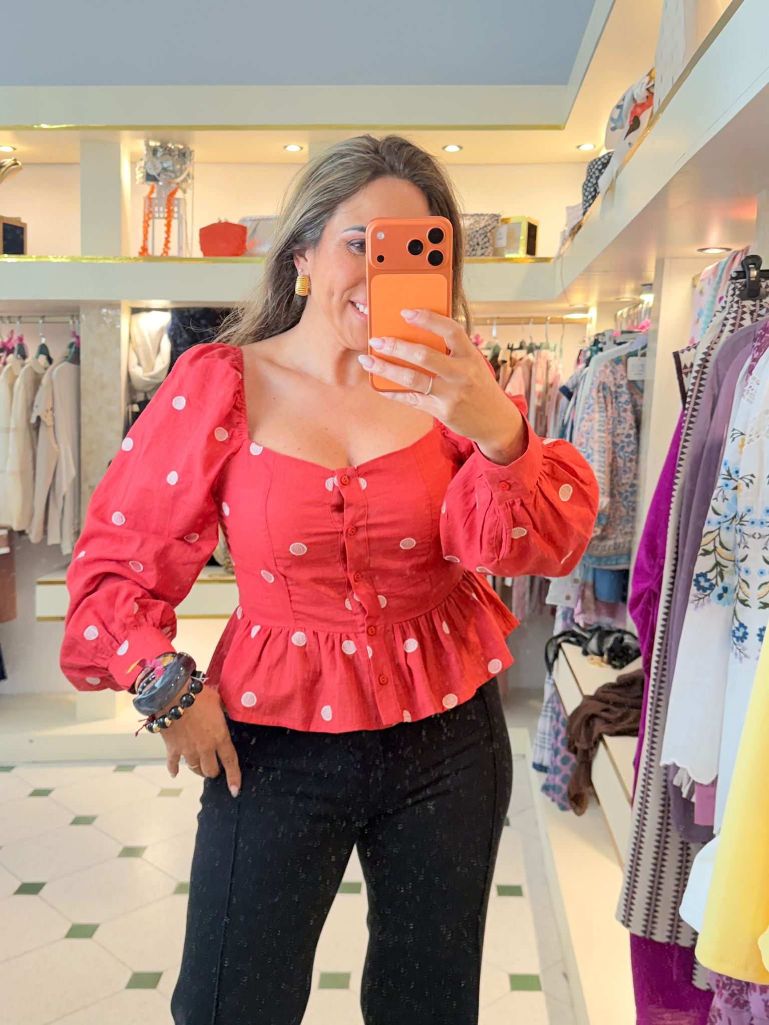 Camisa lunares con detalle de conste bajo manga farol