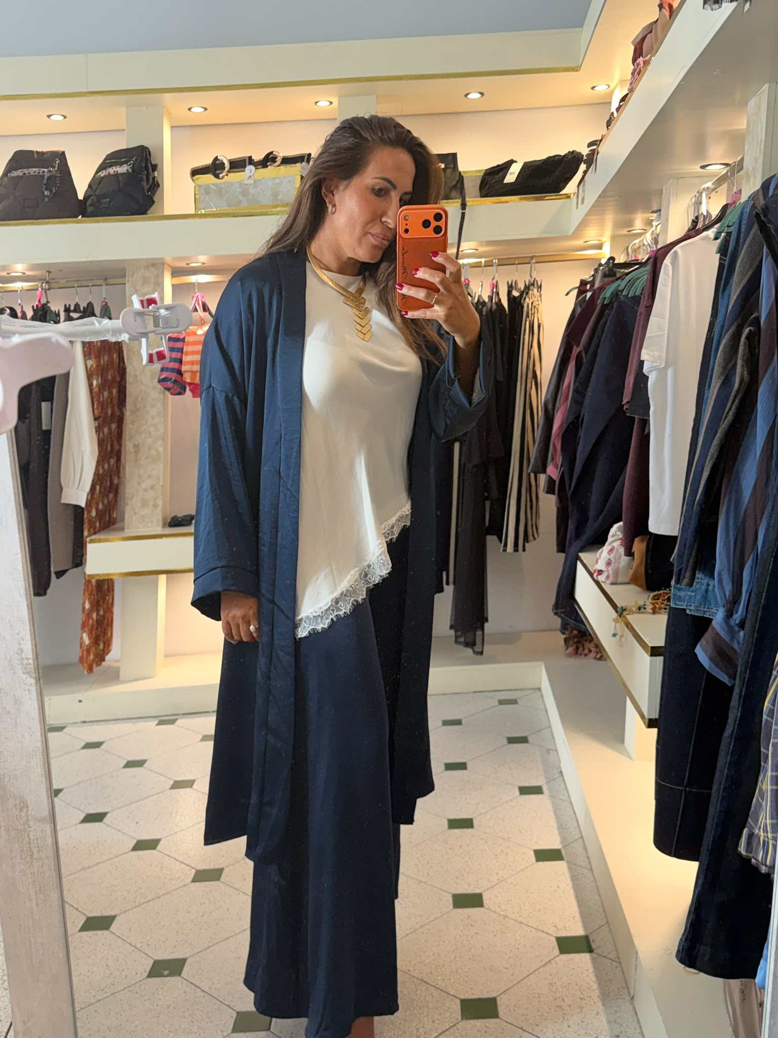 Conjunto de dos piezas pantalón satinado con caftán en tono azul marino