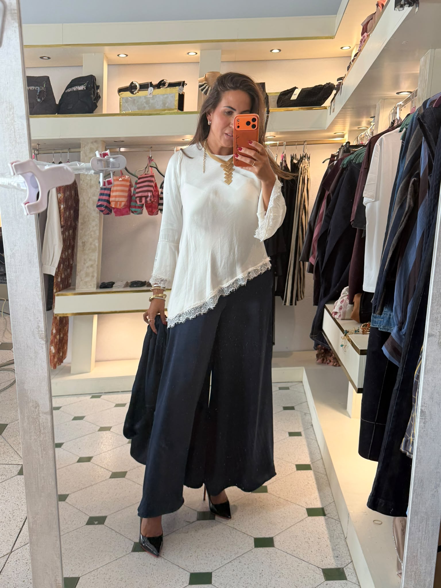 Conjunto de dos piezas pantalón satinado con caftán en tono azul marino - Imagen 3