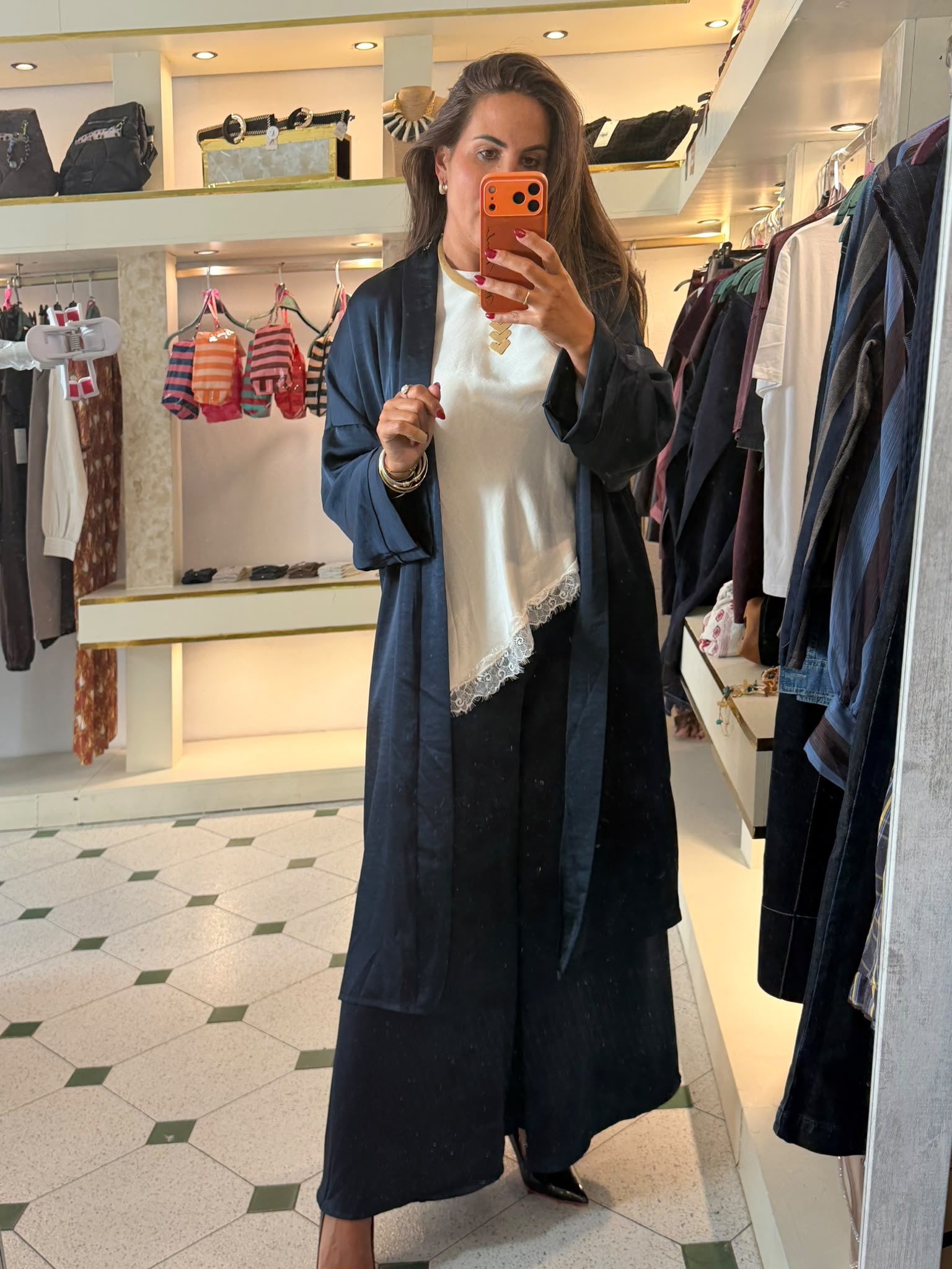 Conjunto de dos piezas pantalón satinado con caftán en tono azul marino - Imagen 4