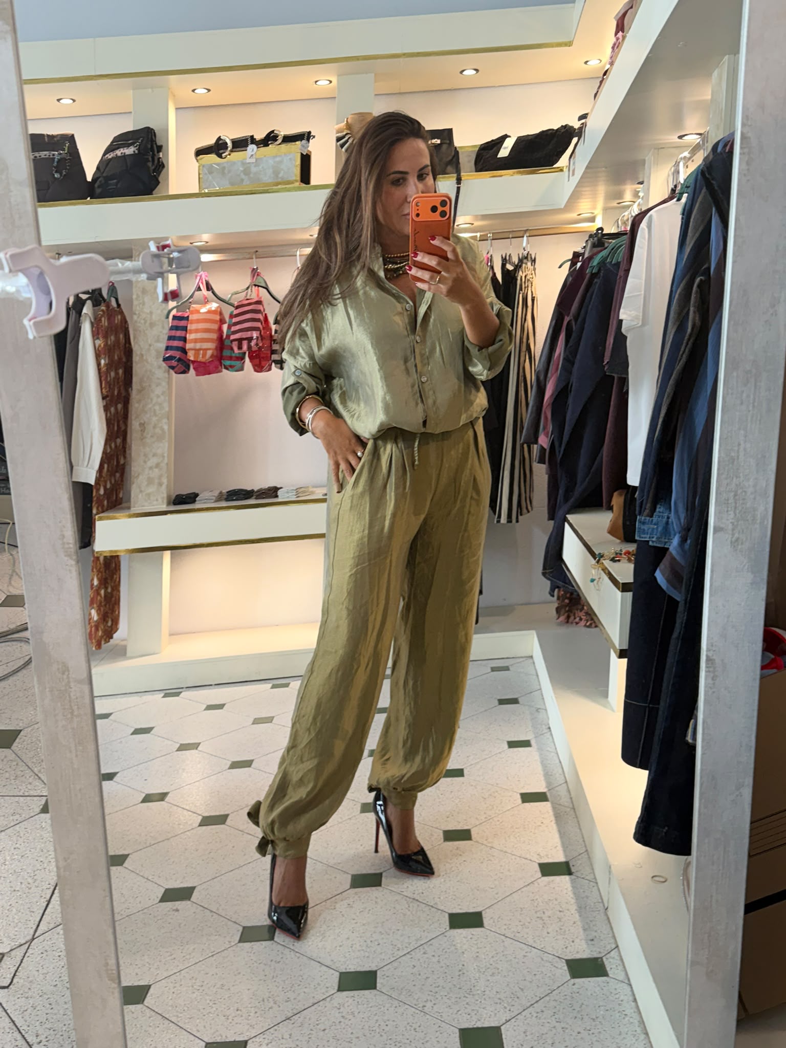Conjunto otoño junto camisa tipo bomber con pantalón nudo bajo bombacho