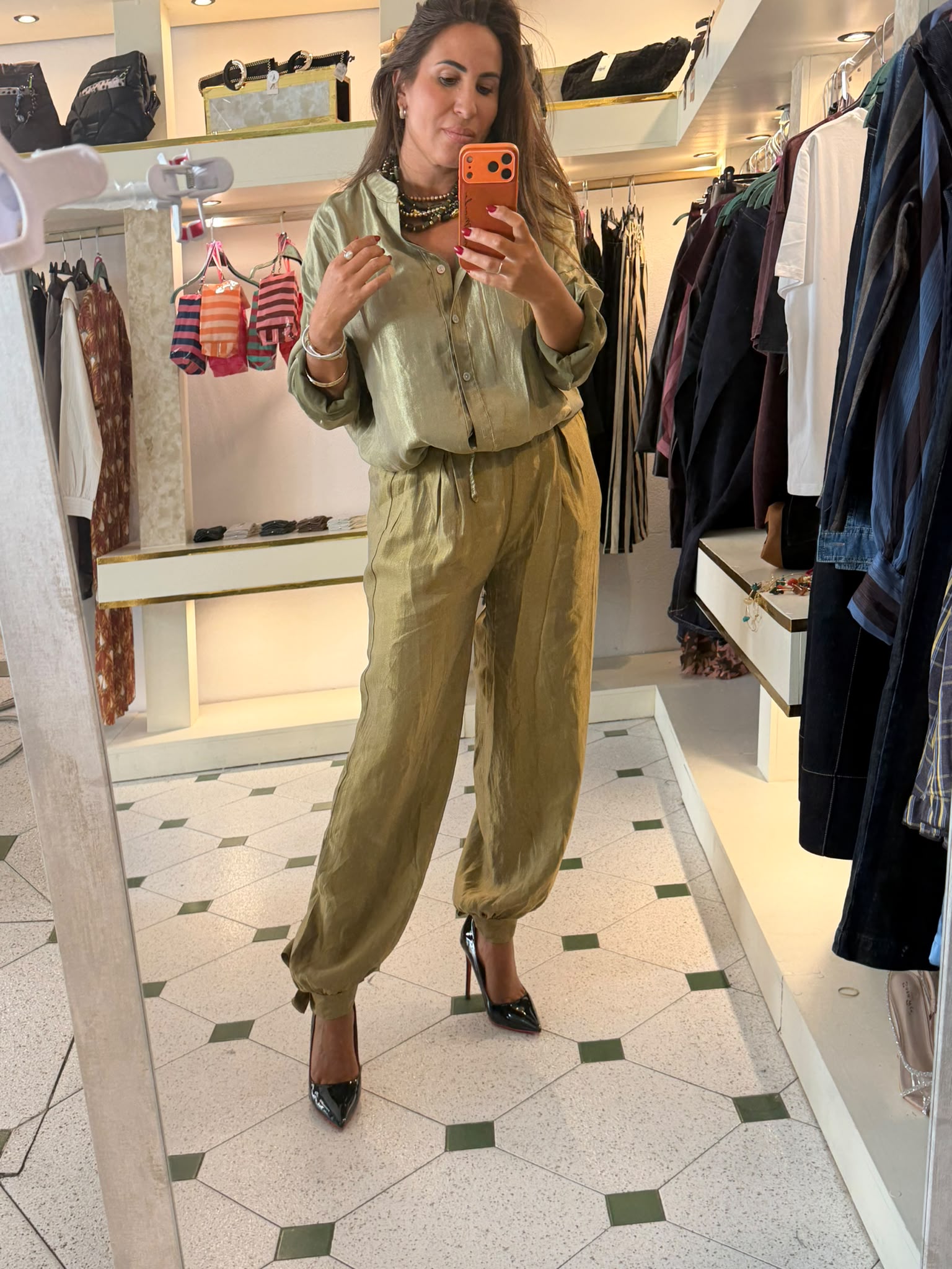Conjunto otoño junto camisa tipo bomber con pantalón nudo bajo bombacho - Imagen 3