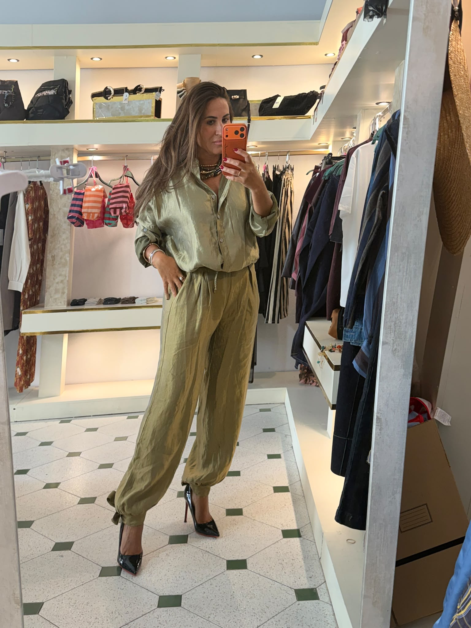 Conjunto otoño junto camisa tipo bomber con pantalón nudo bajo bombacho - Imagen 4